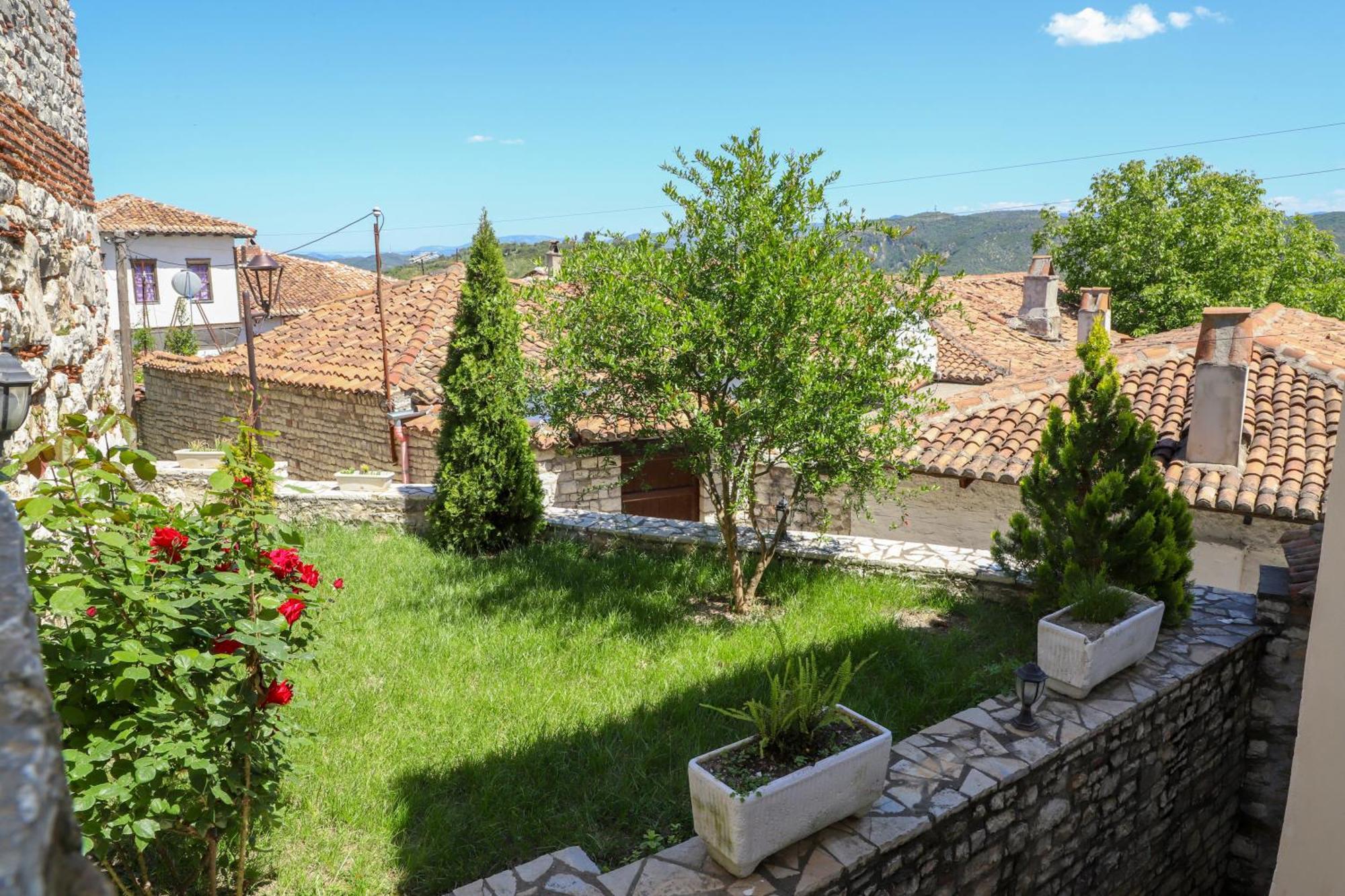 Guest House Vasili Berati Exterior foto