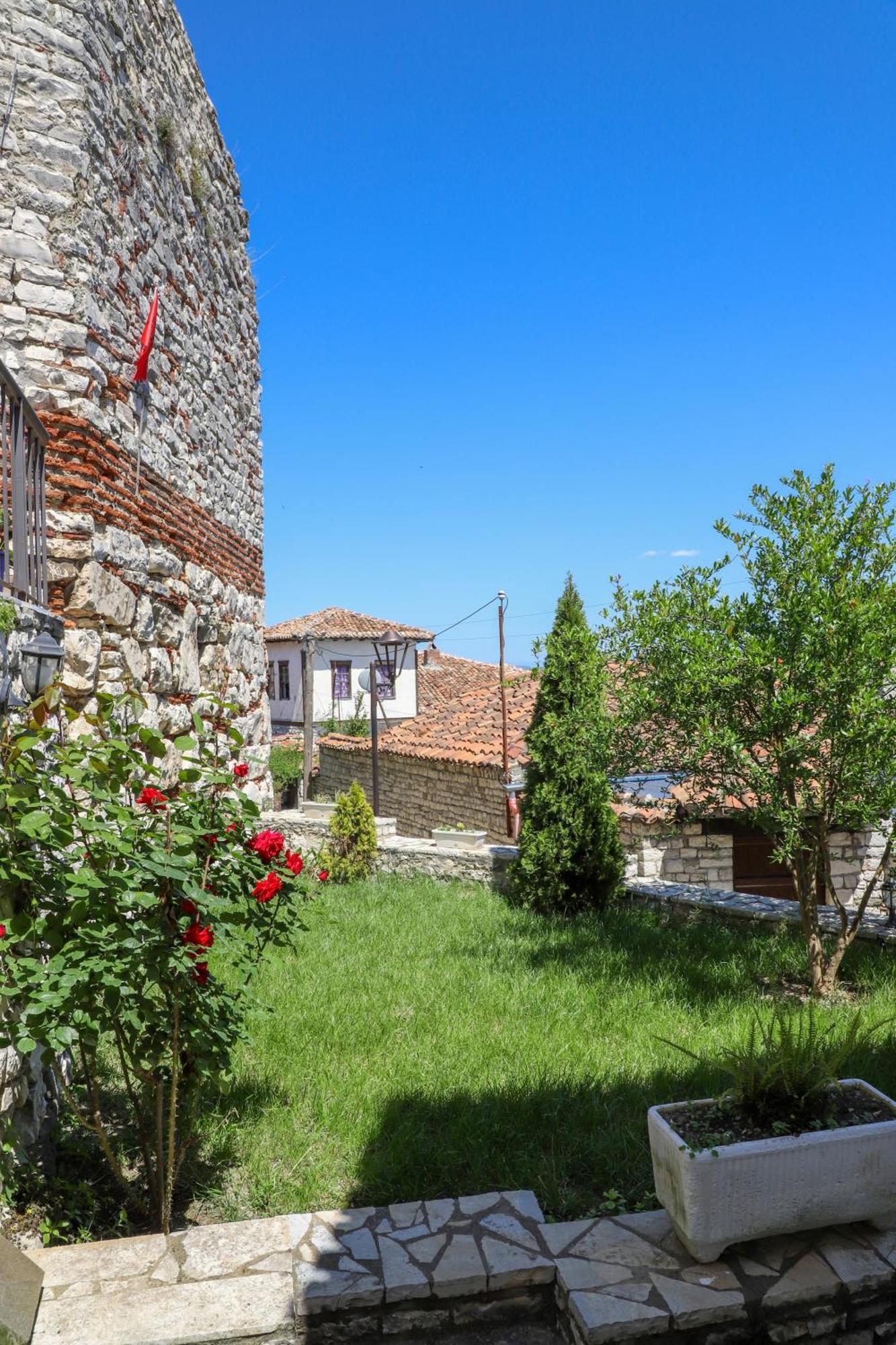 Guest House Vasili Berati Exterior foto